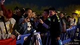 点赞！0出场+夜色已深 武磊仍耐心合影！球迷：无条件支持磊哥