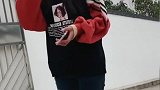 说实话，这个漂亮的姑娘并不适合唱这样的歌曲