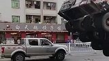 半挂车运载水泥墙时，不料车尾溜车翘翻，网友：损失不大