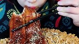 超大片的鳗鱼，滋滋冒油嘎嘎鲜亮，一口咬下去爽歪歪！