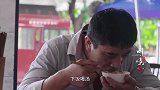 川味：锅里炖的汤吸引来许多的顾客，市区的客人也慕名而来