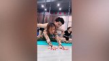 小姐姐这是什么姿势？瑜伽房拉伸的场面可真够惨烈