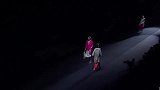 时尚走秀：修身设计尽显好身材，超模性感登台很迷人！(19)