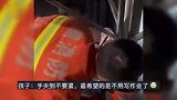 女孩手被卡住，被救时大哭强调不能写作业，爸爸神补刀笑喷网友