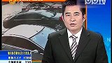 监控拍下小偷弯腰盗窃汽车侧门财物全程