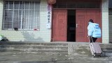 农村小伙嘲笑别人挣钱少，结果自己一心啃老靠父亲还债！