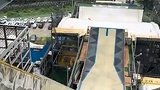 太飒啦！8岁小孩姐挑战14米滑雪大跳台，犹豫几秒后大喊一声“弄”冲了出去