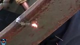 氧乙炔割炬切割金属就是厉害,十秒就可以将5cm后的钢材切断