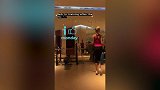 瓦尔加健身房变身运动少女 花样跳绳引球迷围观