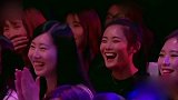 沈腾拥抱牛梦瑶，谢娜不忘调侃“在一起”，沈腾：生是俩手没够着