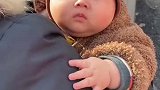 胖乎乎肉嘟嘟的小萌娃实在太可爱，看了都想上去捏一把
