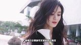 赵丽颖卷发披肩水边观鱼，穿白色网纱衣，大秀好身材