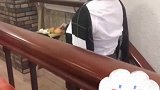 端着一满盆食物的女生，小心翼翼四个字写在脸上
