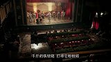 霞光：特务身份暴露，警察正要抓人，谁知在舞台上被道具枪毙了