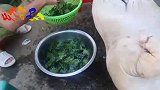 烤肥猪：大肥猪用钢棍串起来，然后烤至表皮金黄酥脆，真是美味