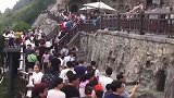 洛阳龙门石窟摩肩接踵 导游日接6趟游客