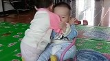 妹妹为了抢哥哥的椅子，把哥哥从椅子上拽下来，自己坐上了椅子