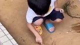 妈妈找不到手机，看到儿子的拖鞋感到不对劲