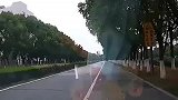 小车随意变道，还恶意想要别车，次见这种直接顶