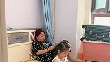 爸爸给外婆表演魔术，闺女配合的真好