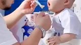 爸爸第一次喂食，宝宝是什么反应