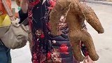 大姐手提人形植物根茎引路人拍照
