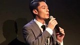 霍建华女儿近照曝光 4岁小海豚穿蓬蓬裙抱爸爸大腿画面温馨
