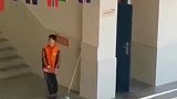 值日生在楼道里跳鬼步舞，看到老师经过，这反应真是太搞笑了