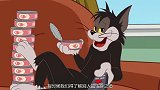 猫和老鼠：黑猫舒服的在汤姆家看电视，身旁还有一堆罐头可以吃！