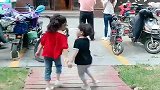 都说女孩子不能惹，眼前这一幕就是教训，后果很严重啊！