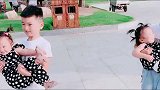 双胞胎妹妹真是太幸福了，连妈妈都羡慕，哥哥真是太心疼妹妹了