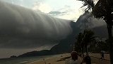 壮观！巴西一海滩上空现不寻常卷云 游客惊慌逃离