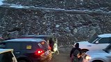 山上大雪，积雪太厚，雾大，看不到路了，撤