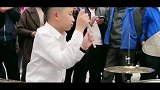 12岁小男孩街头表演架子鼓，一曲《踏浪》敲得太帅了，十分好听
