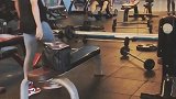 健身房，无意中拍到这一幕，小姐姐这操作太秀了！