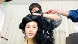 杨丞琳卸妆大方展示素颜，皮肤白皙水嫩，头顶蓬松假发超搞笑