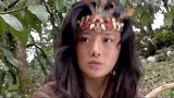 女子为了部落屯粮，和儿子吃的却是野菜，这一举动让男子鞠躬致礼