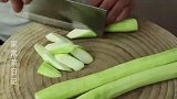 炒丝瓜时，不要直接下锅炒，难怪丝瓜发黑没食欲，教你正确做法