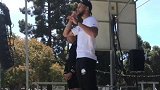 名副其实孩子王！库里带领小孩做活动台上一呼百应