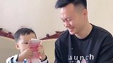 爸爸一直惦记着宝形容词的压岁钱，想套路宝宝，宝宝说你当我傻啊