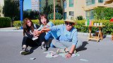 挑战不用手把饮料倒进杯子，师妹不会找师兄帮忙，太逗了