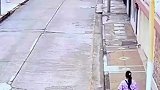 蒙面男骑摩托抢劫路过女子，危急时刻白色皮卡挺身而出
