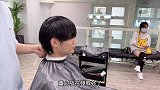 小伙四个月没剪头发，发型师建议往后梳背头，瞬间从宅男变型男