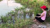 农村女孩河边钓鱼，上钩了一条大鱼，拉上岸后真是惊喜啊