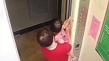揪心！山东一幼童摸了一下电梯门 小手瞬间被死死“咬”住