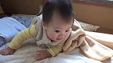 刚睡醒的小宝宝正想发脾气，抬头看到妈妈，这反应太甜了
