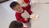 唯一能让三胞胎乖乖的只有这个，看到这么乖的三胞胎，太可爱了！