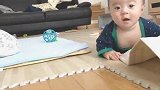 小宝宝匍匐前进地爬过来找妈妈，这速度也太快了！好萌！
