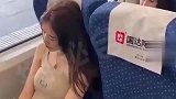 高铁上遇见没有素质的人，美女直接以牙还牙，让她自食恶果