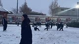 老师和学生打雪仗被围攻，这欢乐的氛围谁羡慕了